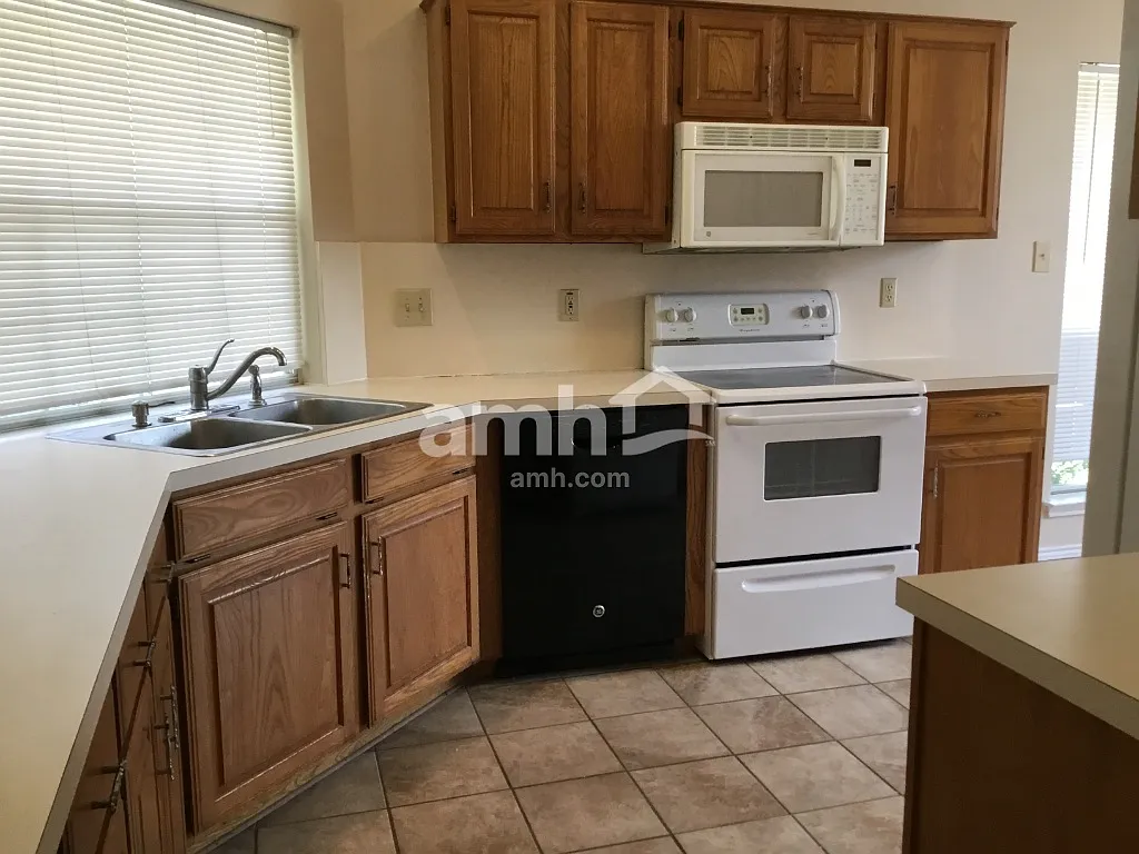 3 bed, 2.5 bath, 1645 sqft, $2,495 — Photo 3