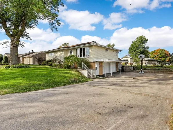 105 A Ave, Newhall, IA 52315