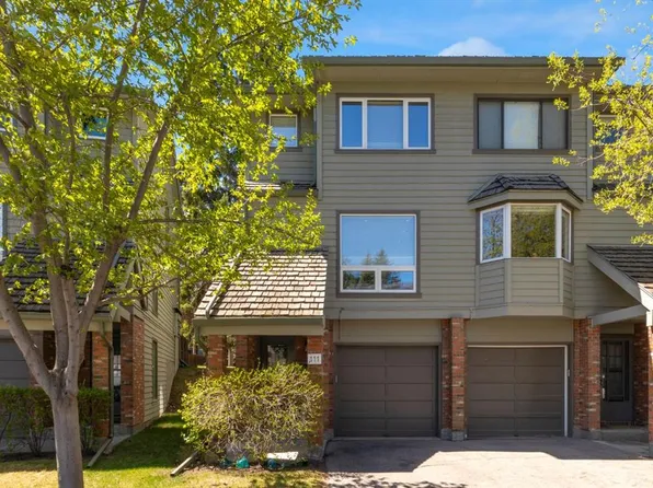 111 NE Point Dr NW, Calgary, AB T3B 5C8