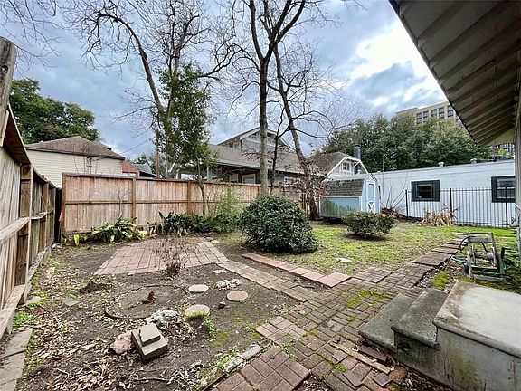 5th image of 4413 Roseland St #A