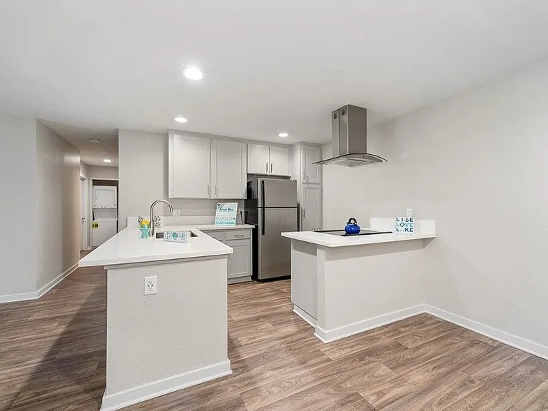 Pointe Luxe Apartment Homes — Photo 10