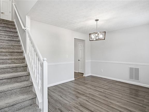 4th image of 170 Creekview Blvd