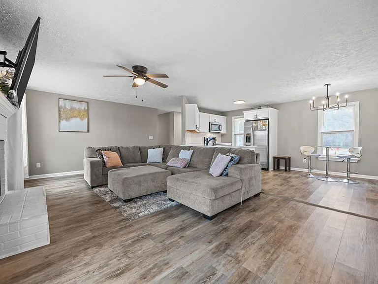 38 Hallmark Dr — Photo 3