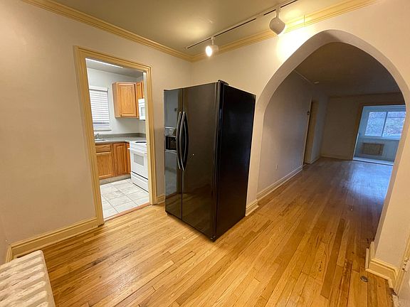 4th image of 3886-3888 Beechwood Blvd