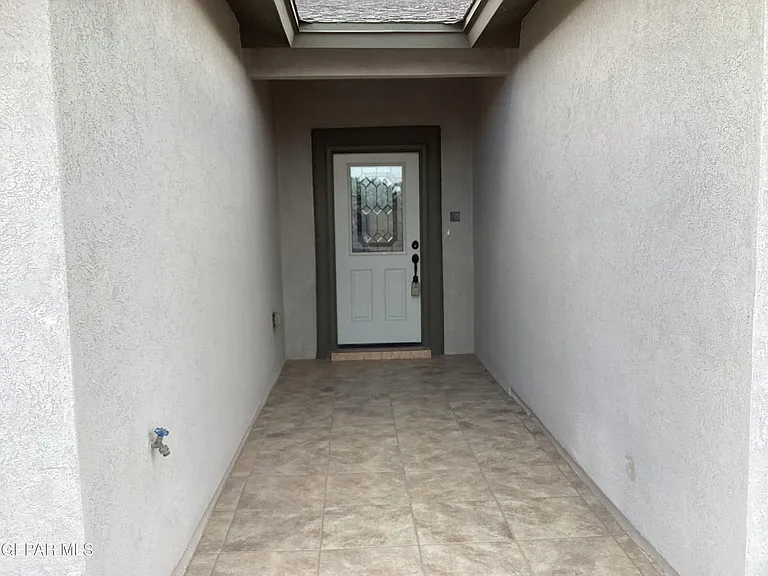 5925 Speyside Dr — Photo 2