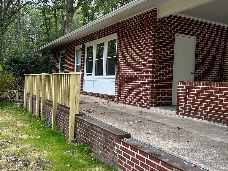 1904 N Oak Ln — Photo 2