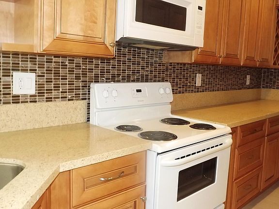 Kitchen: Great Amenities!