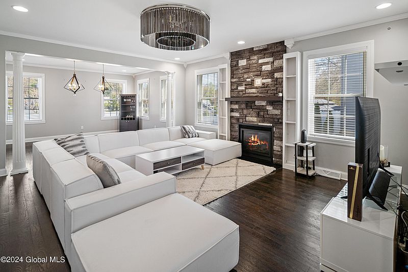 3rd image of 105 Balsam Way