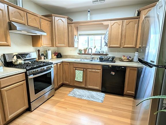 3rd image of 820 N Bonner Ave
