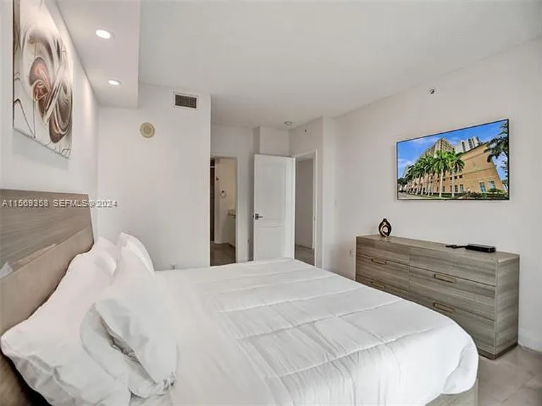 17555 Atlantic Blvd #1101 — Photo 18