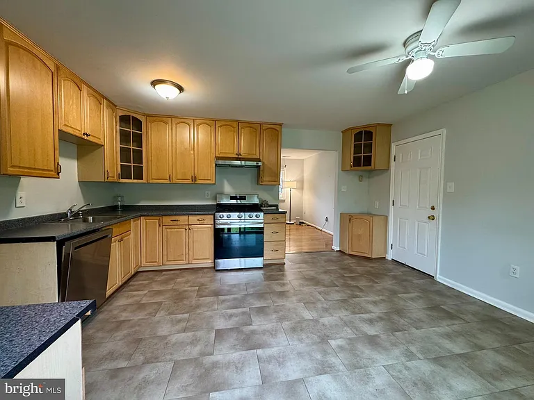 13203 Hampshire Ct — Photo 10