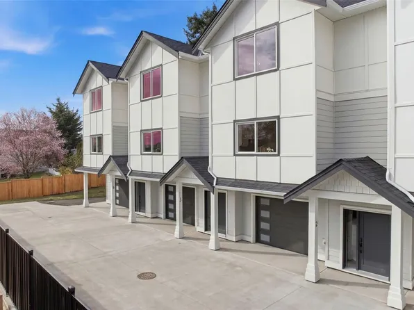 621 Broadway St #3, Saanich, BC V8Z 2G5