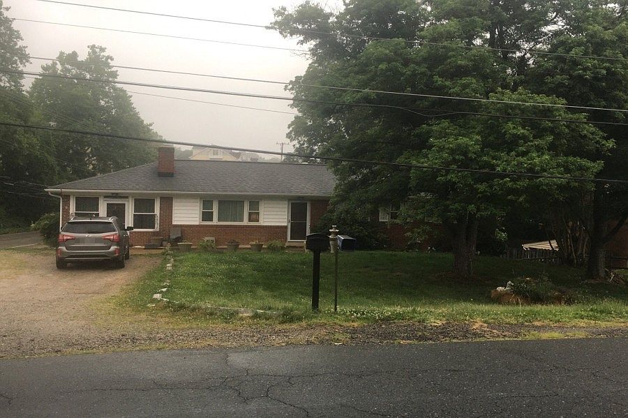 1st image of 1216 Riverview Ln