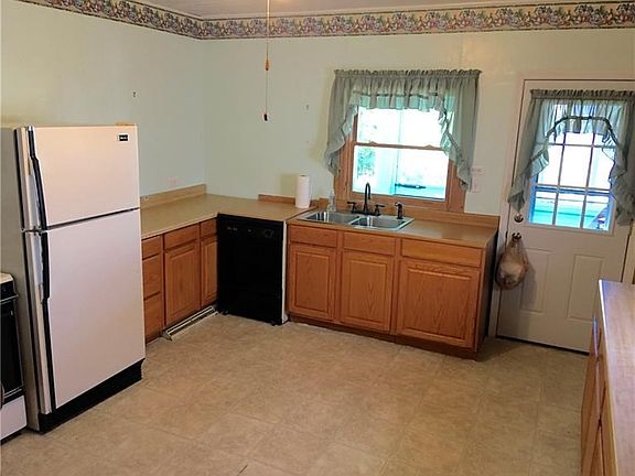 Eat in Kitchen leading out to the sunroom