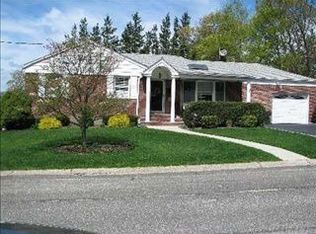 2 Locust Pl, East Northport, NY 11731