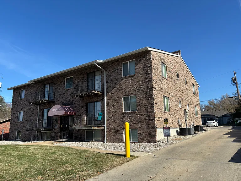 2727 S Sterling Ave #G — Photo 3
