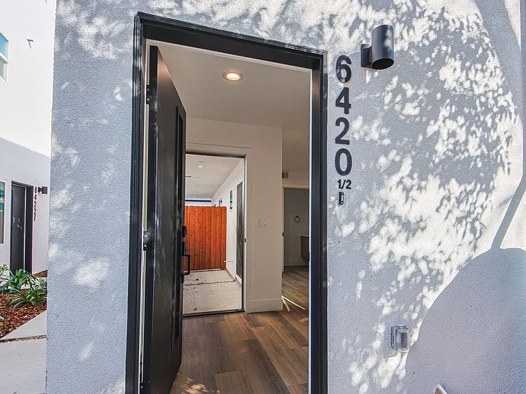 Luxury 3 & 4 Bed Townhomes a Short Walk to Topanga Village! — Photo 15