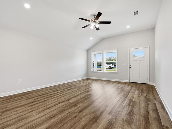 3rd image of 665 Lee Ave