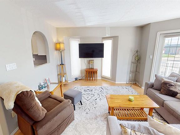 4th image of 411 3rd St E