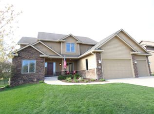 8918 Wooded Point Dr, Johnston, IA 50131