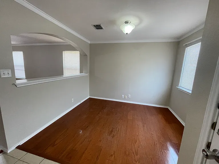 10306 Buescher Ln — Photo 9
