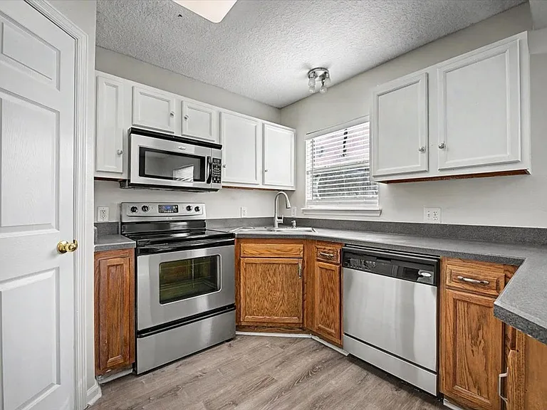 3303 Broadway Ave — Photo 4