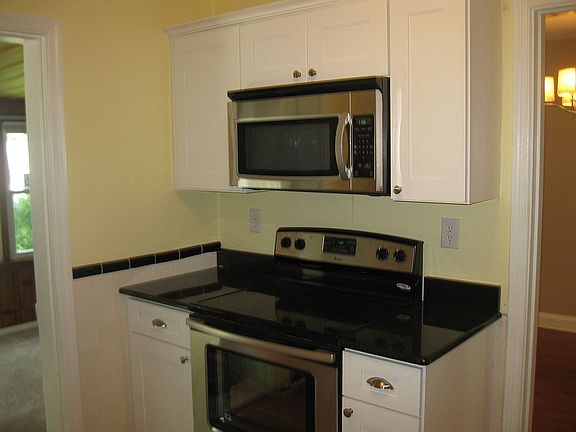 Kitchen w/new appliances