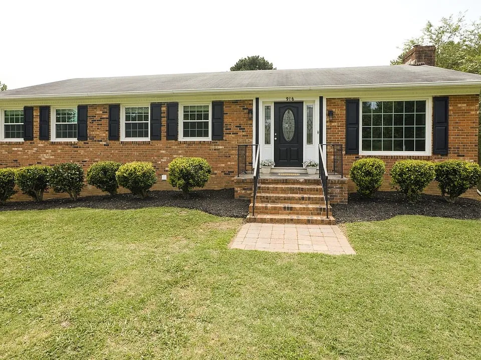 916 Sandlewood Dr
