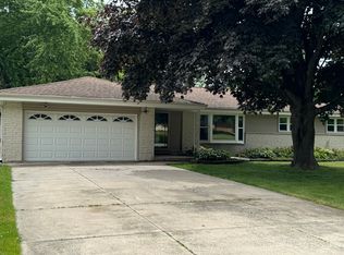 5322 S Menard Dr, New Berlin, WI 53151
