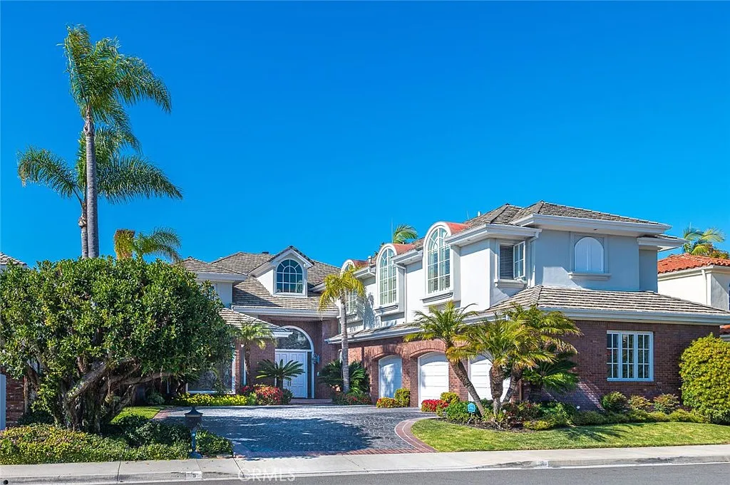 5 bed, 5.5 bath, 6420 sqft, $13,800 — Photo 1