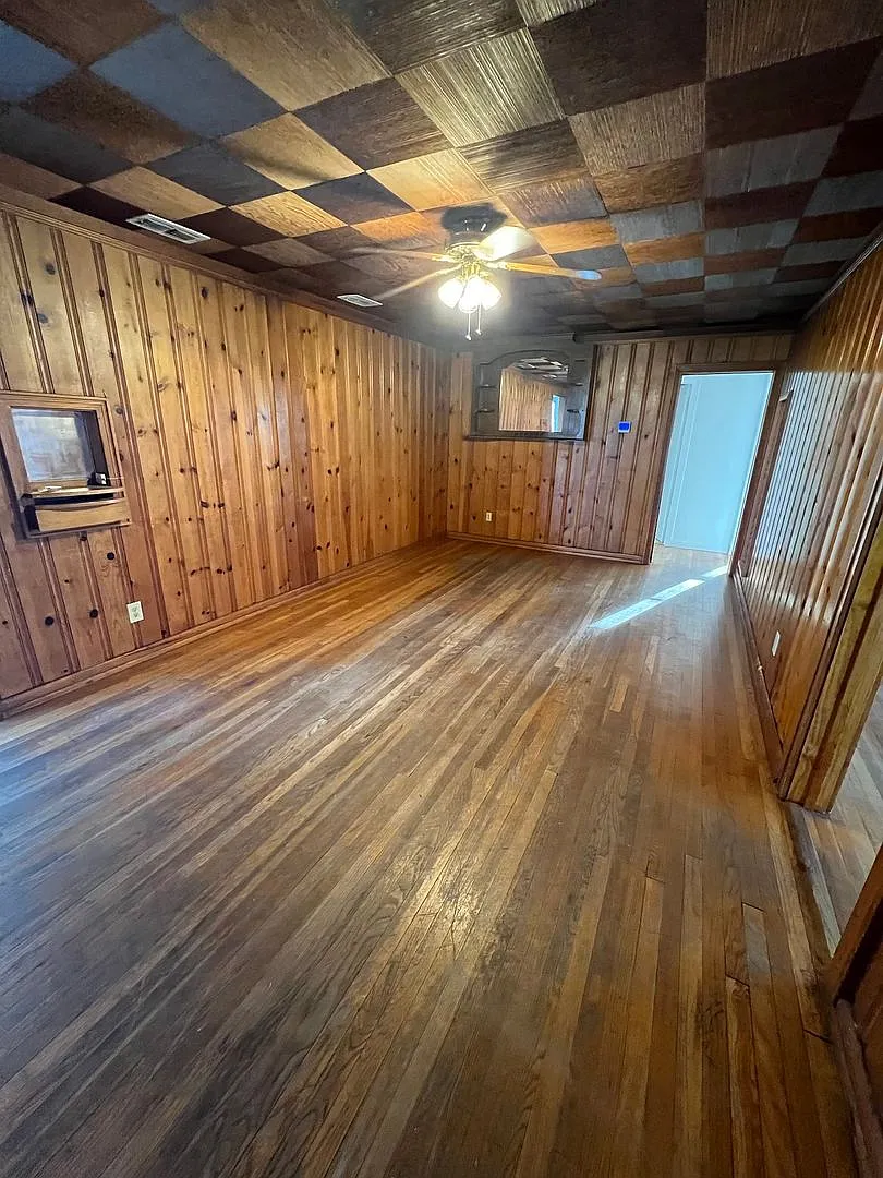 Wood Floors. — Photo 2