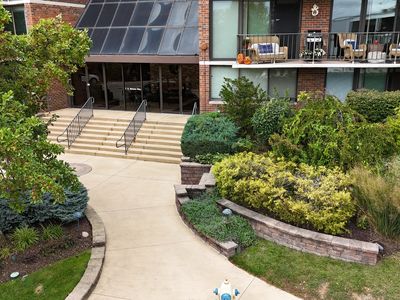 2 S Atrium Way APT 203, Elmhurst, IL, 60126