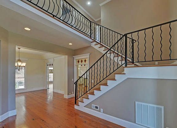 4th image of 718 Hidden Lake Rd