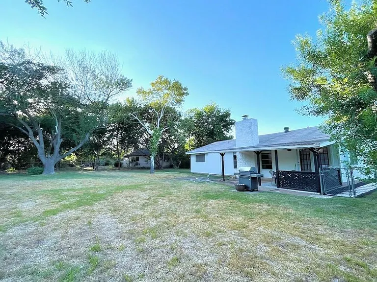 1915 Emerald Isle Dr — Photo 22