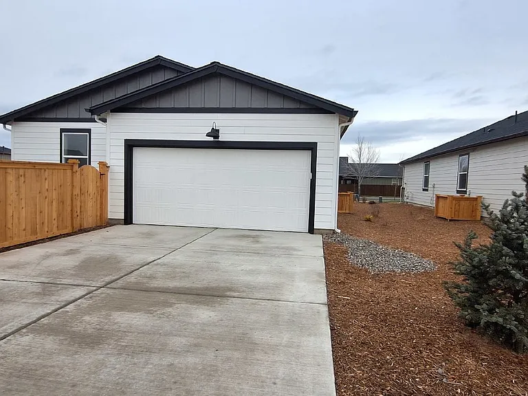 1454 NE Boxcar Dr — Photo 20