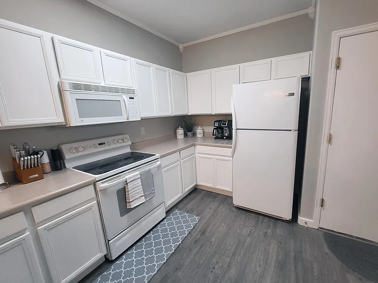 Fully equipped kitchen with full sized appliances