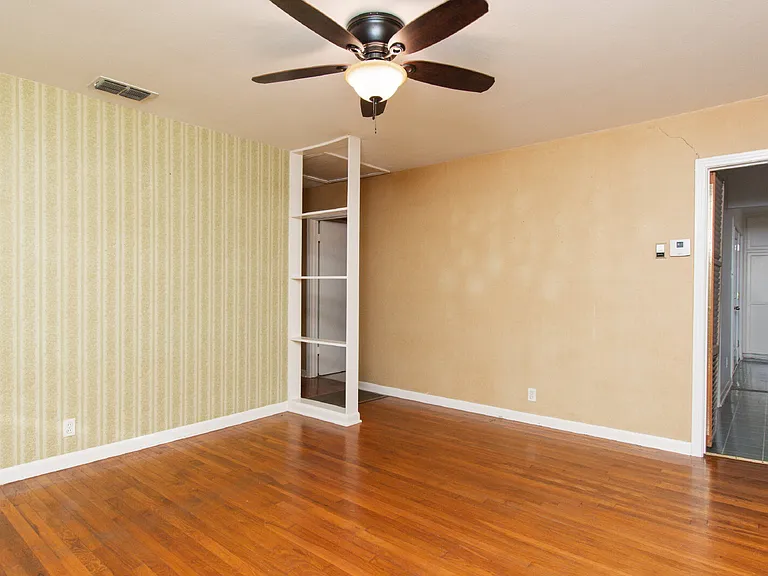 4510 Russell Dr — Photo 2