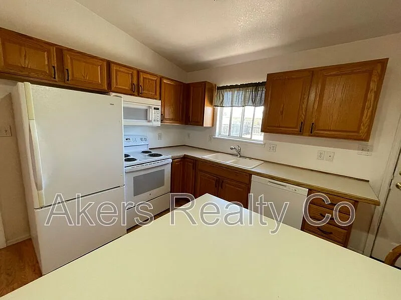 3 bed, 1.0 bath, 987 sqft, $1,550 — Photo 4