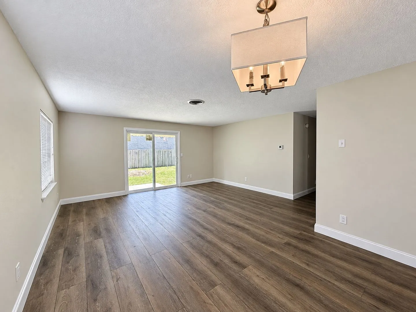 Renovated two bedroom duplex with private yard — Photo 3