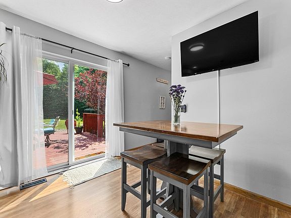 4th image of 2491 Holland Cir