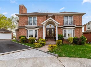 8 Wesey Court, Great Neck, NY 11024