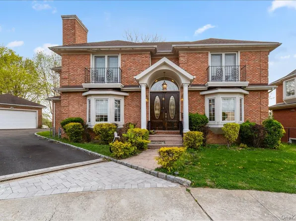 8 Wesey Court, Great Neck, NY 11024