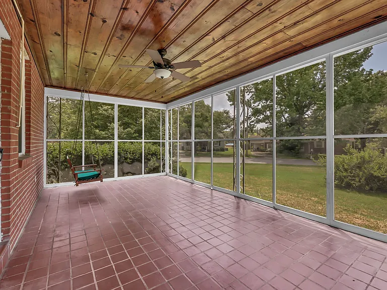 217 E Meadow Cir — Photo 11