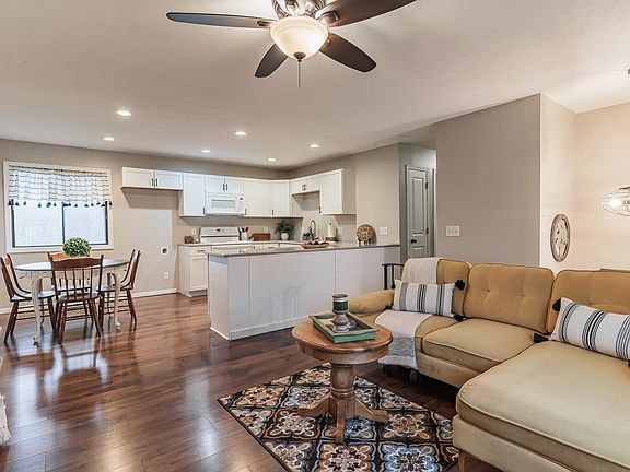 4th image of 12 Pinehurst Cir