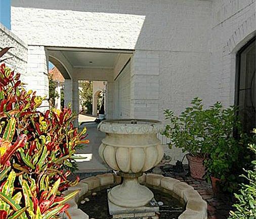 3rd image of 2707 E Bainbridge Cir