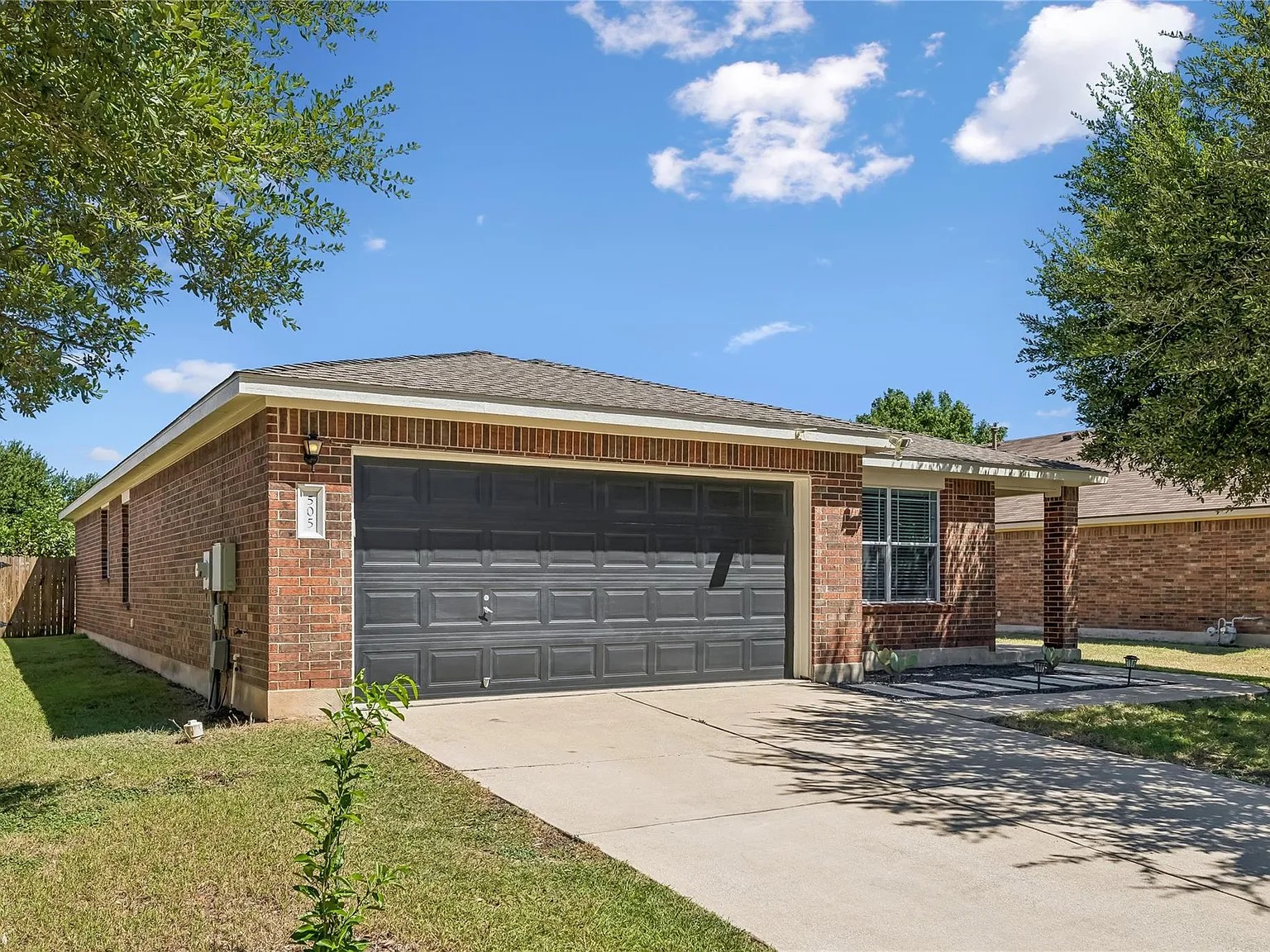 3 bed, 2.0 bath, 1722 sqft, $2,000 — Photo 2
