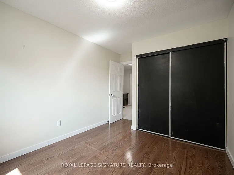 447 Ontario St N — Photo 36