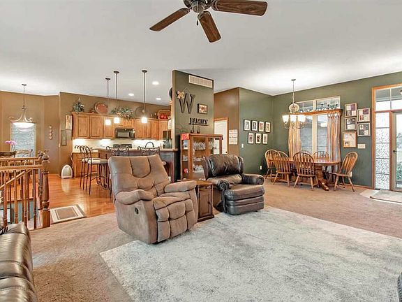 4th image of 121 N Valley Creek Dr