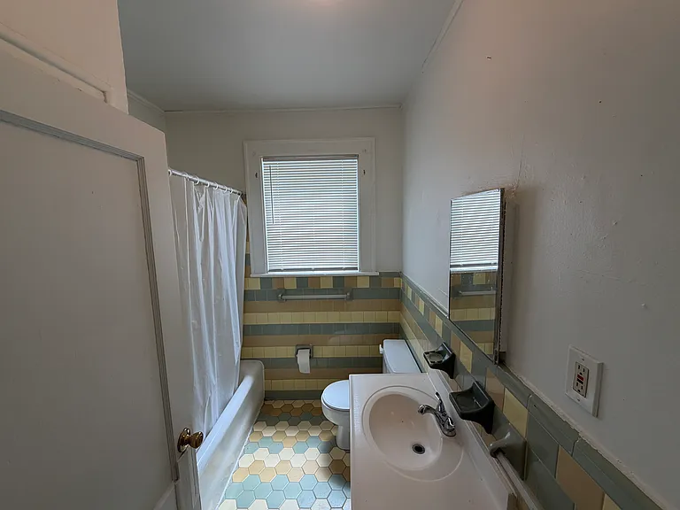 1006 E 40th St #A — Photo 4