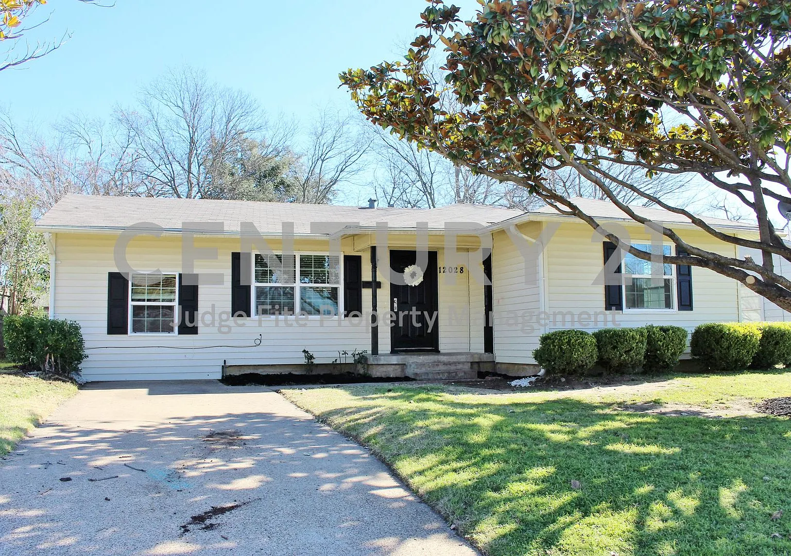 Charming 3/1 in Great Dallas Location For Rent! — Photo 1